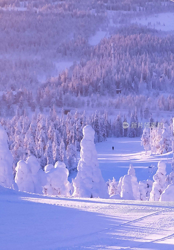 滑雪坡。美丽的风景从卢卡山。拉普兰冬季景观。