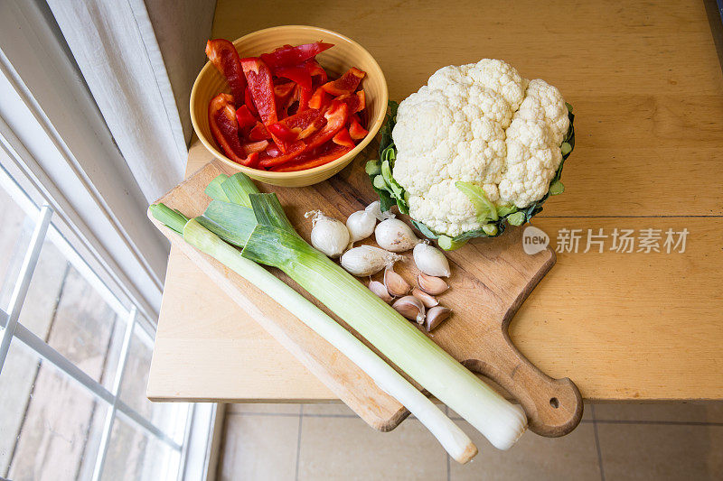 菜板上的蔬菜