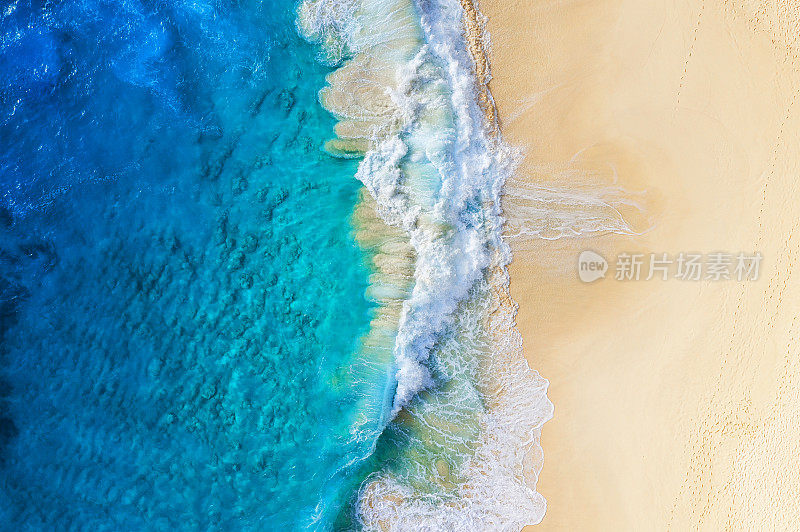 海滩和巨浪。海岸作为俯视图的背景。无人机的蓝水背景。从空中俯瞰夏日海景。旅游形象
