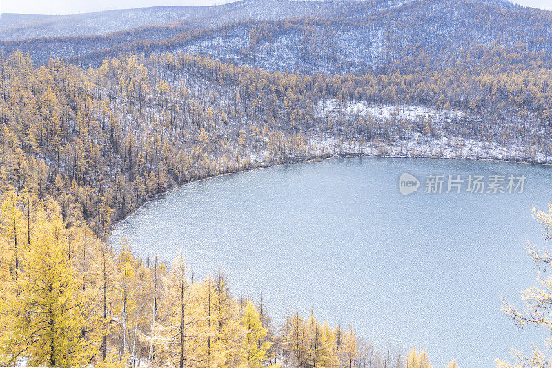 湖边山上的森林在秋天有雾有雪