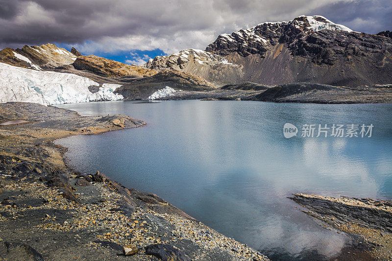 帕斯托罗里冰川和湖泊在科迪勒拉布兰卡-安第斯，秘鲁