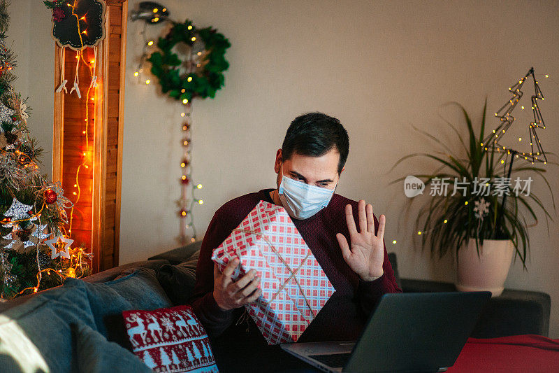 一名男子在冠状病毒感染期间庆祝新年