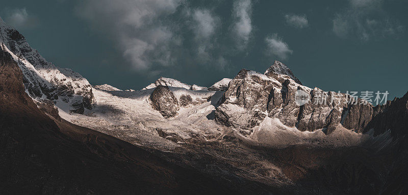 日落时分的喜马拉雅山脉-尼泊尔。