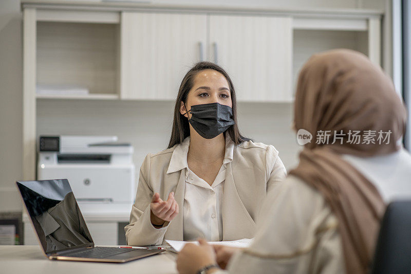 美丽的混血女医生会与病人见面