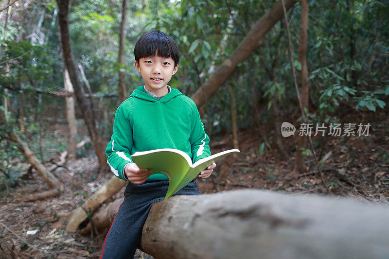 小男孩在看书