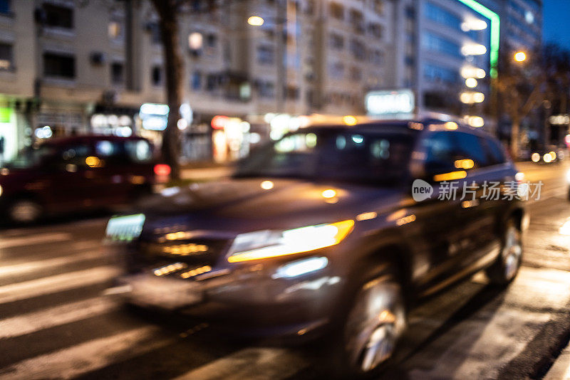 在城市街道上行驶的汽车。