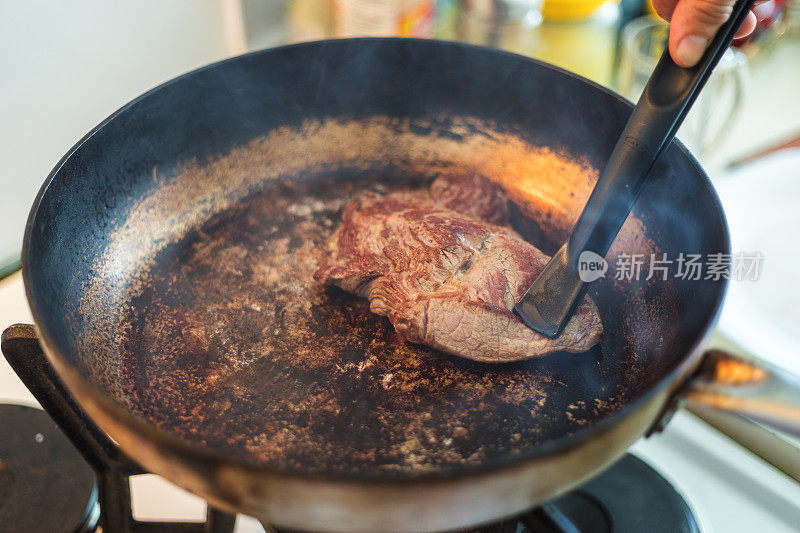 在热平底锅上烤的马臀肉片