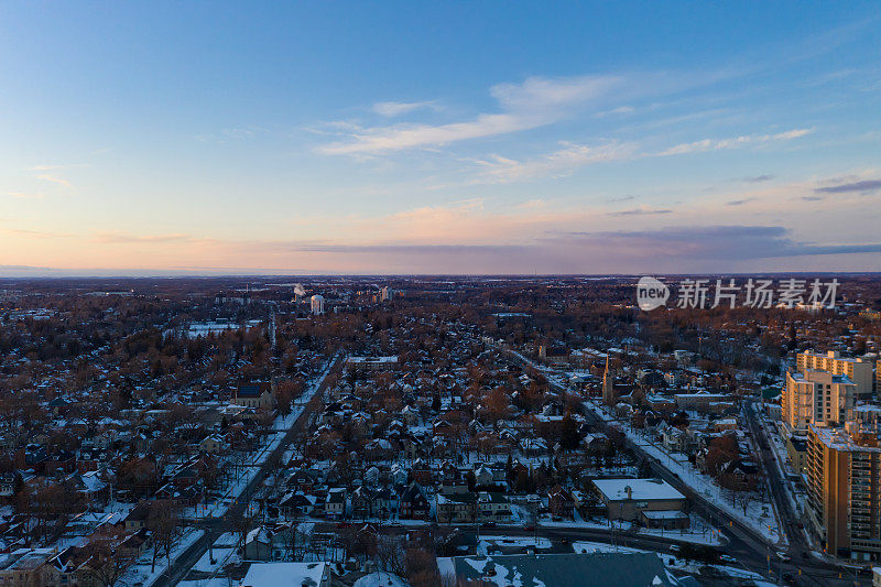 鸟瞰图的圭尔夫市中心在黄昏，安大略省，加拿大