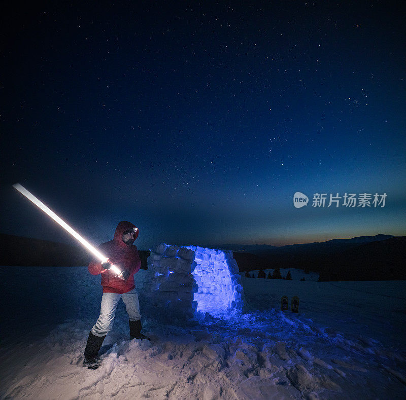 绝地的概念。游客在冬山露营时，夜间使用冰屋附近的灯。在2019冠状病毒病大流行期间，自然是孤独的。心理健康和生活平衡。