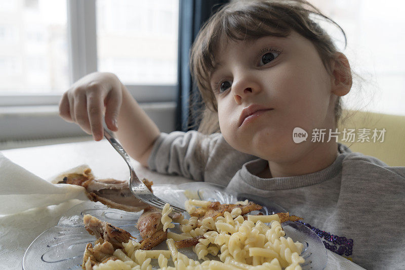 小女孩正在吃鸡肉