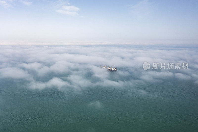 黑海上空的低云。