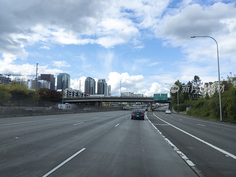 从州际公路看西雅图市中心，靠近东北第四街和第八街。