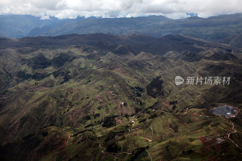 飞越安第斯山脉和乡村。秘鲁