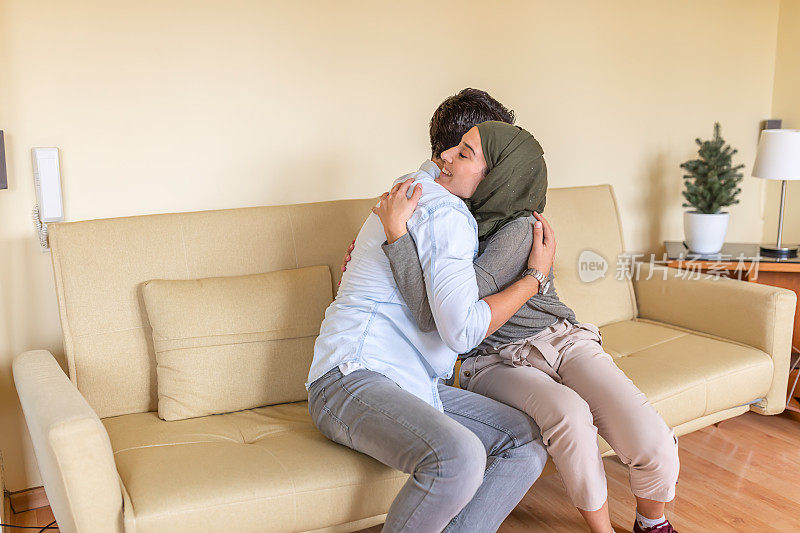 高加索青年男子与穆斯林女友花情感时间戴头巾。