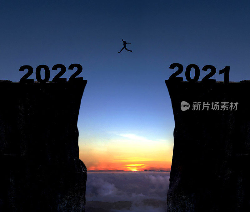 新年概念从2021年到2022年，剪影人跳跃