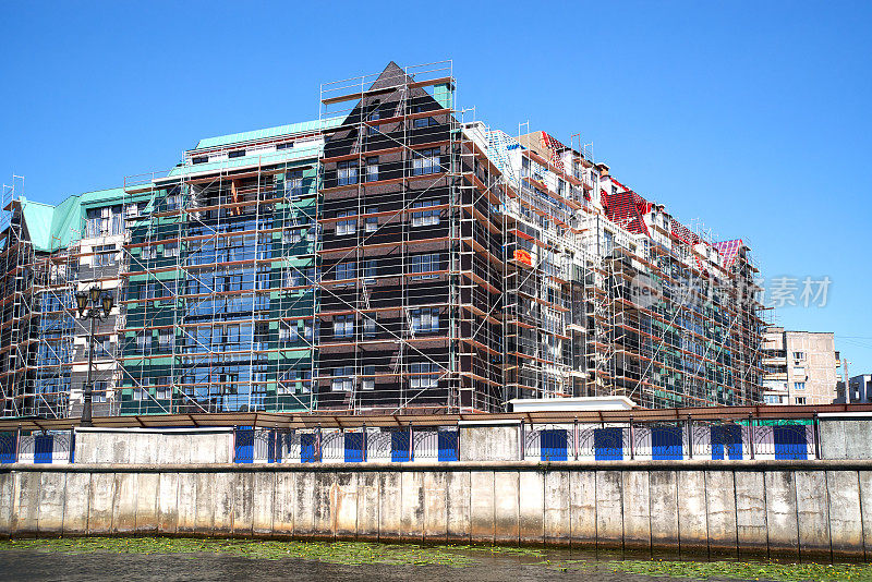 江边新楼脚手架搭建工地，天朗气清