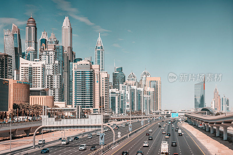 鸟瞰图著名的谢赫扎耶德路与繁忙的交通和地铁轨道和众多的摩天大楼在迪拜码头地区