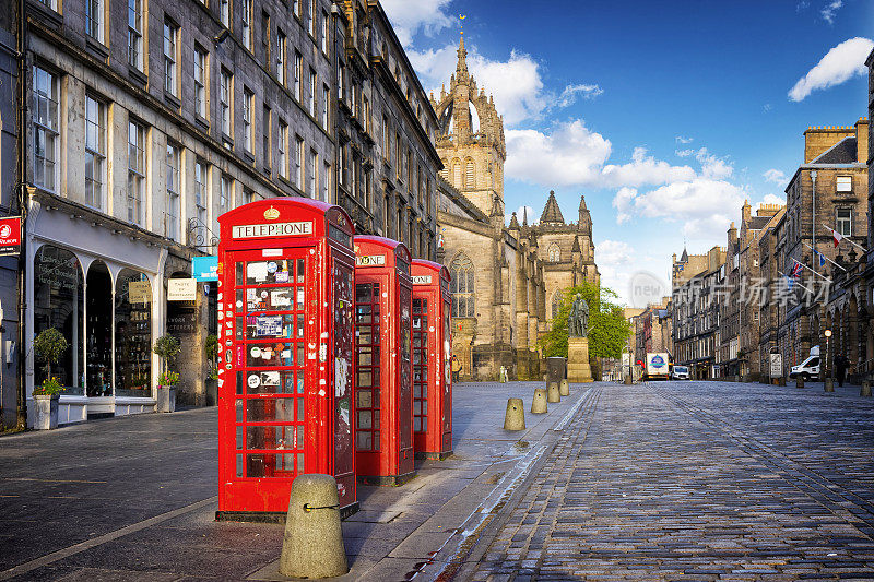 英国苏格兰爱丁堡皇家英里的红色电话亭