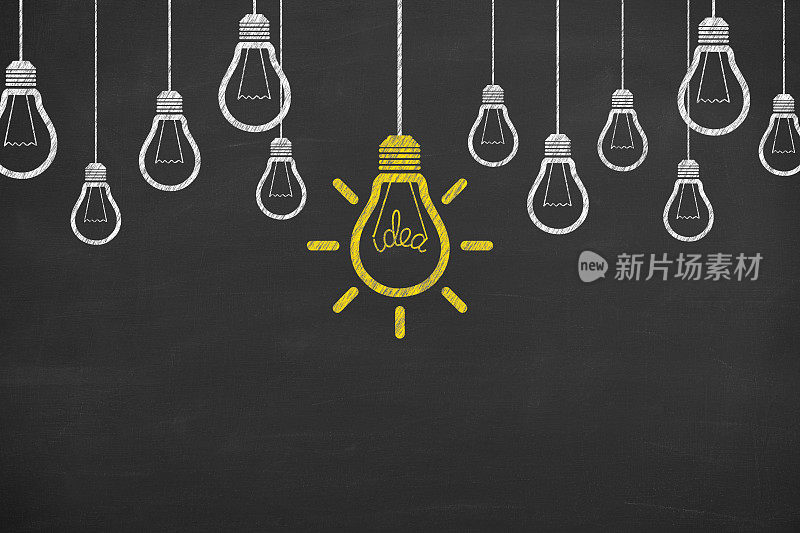 新的想法概念与灯泡在黑板的背景