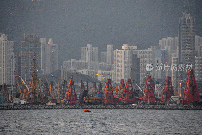 香港维多利亚港的九龙天际线