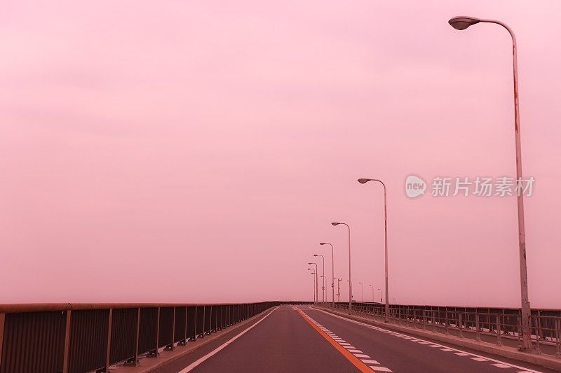 黄昏空旷的公路