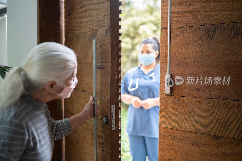 医护人员佩戴防护口罩抵达病人家中