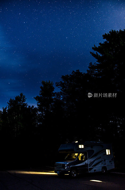 在繁星点点的夏夜，停在停车场的房车