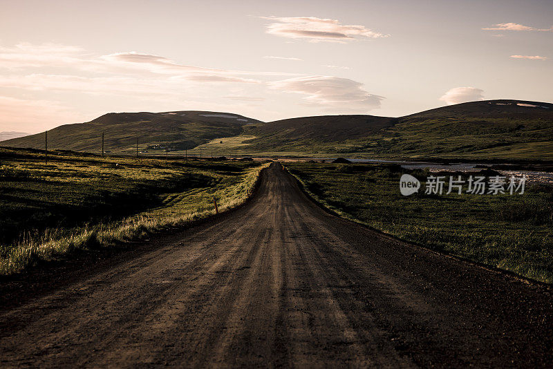 冰岛北部日落时空旷的乡村道路