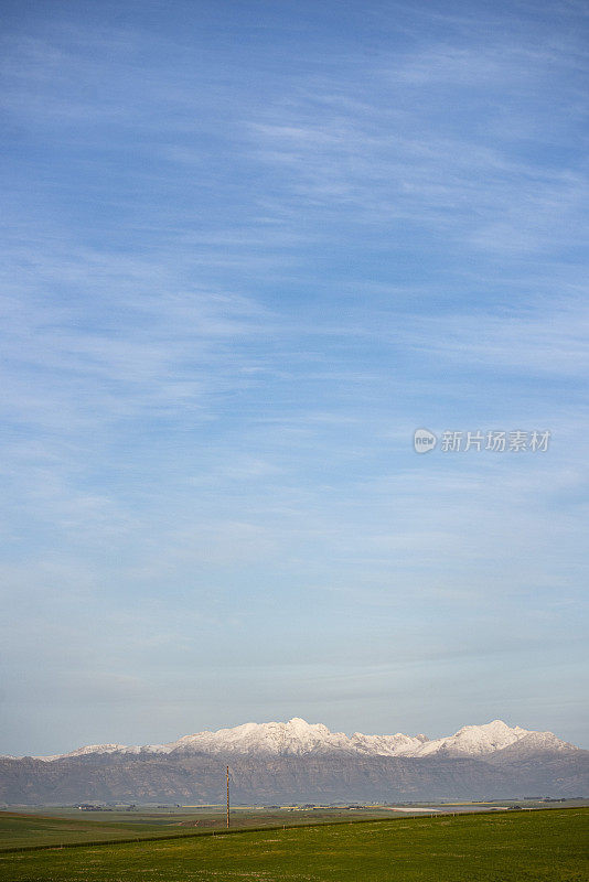 从田野的另一边沿着山看到的雪景