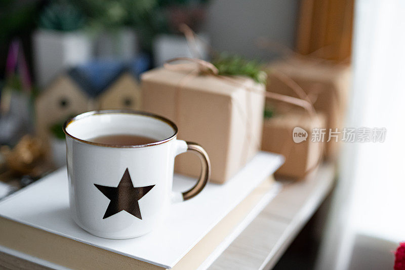 圣诞装饰用杯茶和礼品盒