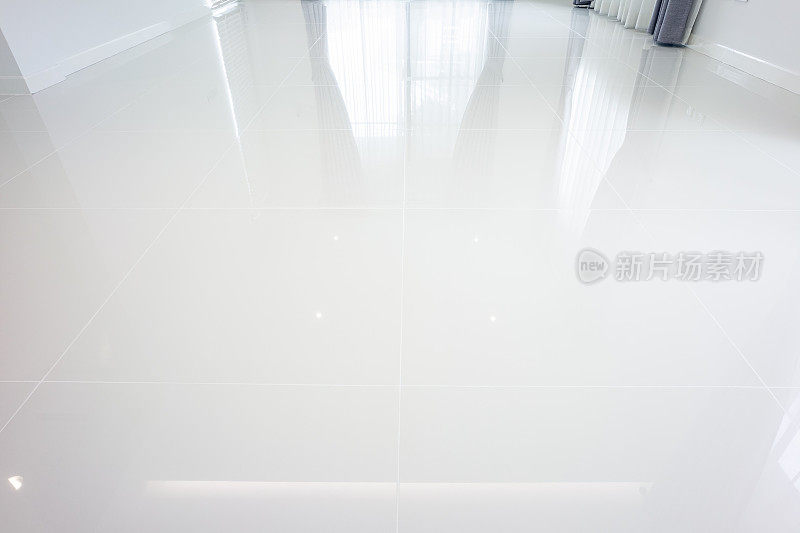 白色瓷砖地板在透视视图的背景。