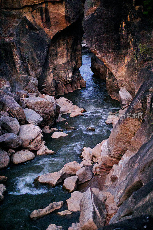 小野生河流在峡谷在清迈省日落
