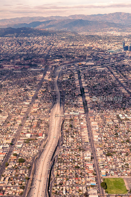南加利福尼亚110高速公路的鸟瞰图