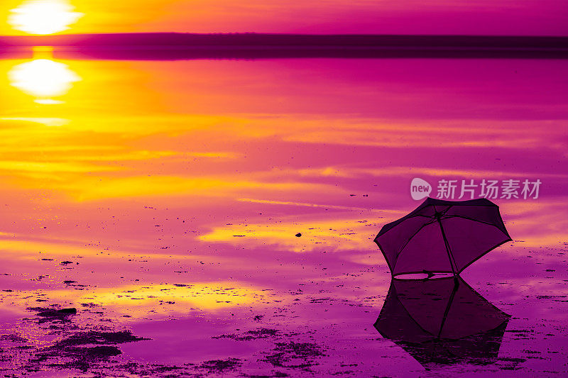 土耳其盐湖城日落时的雨伞