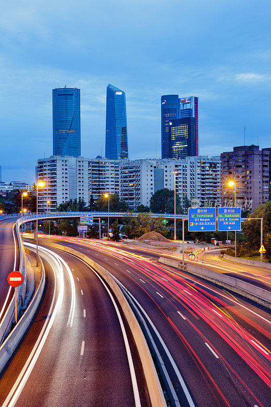 M-607高速公路长曝光夜景，公里。9在黄昏。背景是马德里的天际线。马德里,西班牙。