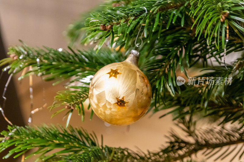 亮晶晶的圣诞舞会和圣诞装饰品，在12月的圣夜，让节日和装饰的神圣之夜降临，用传统装饰来庆祝圣诞节，挂饰和欢乐的装饰