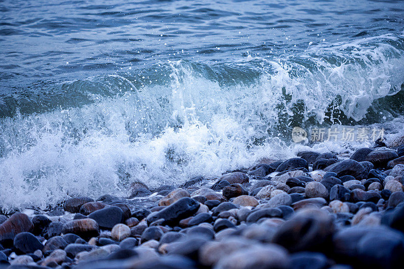 海浪拍打着海岸