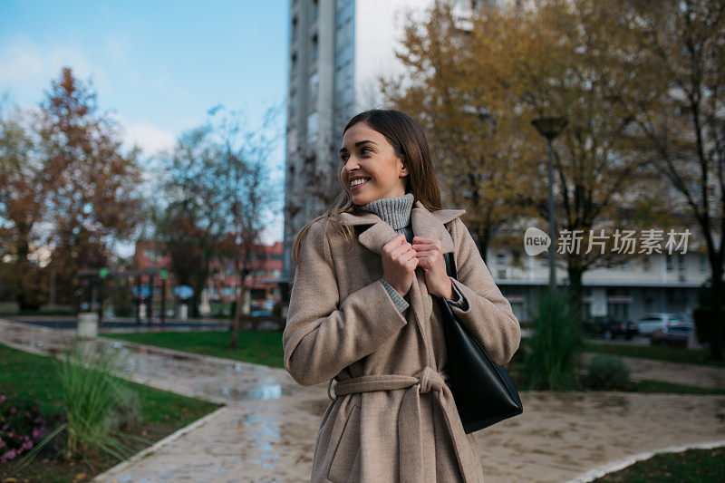 吸引人的年轻白人妇女享受自己在城市