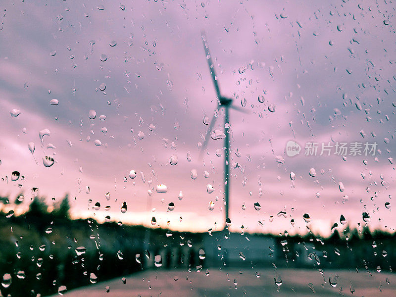 风力涡轮机在下雨天生产清洁能源