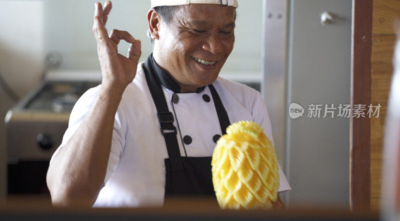 厨师拿着切成漂亮图案的菠萝