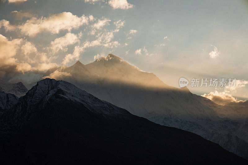 喀喇昆仑山脉的雪山日落美景