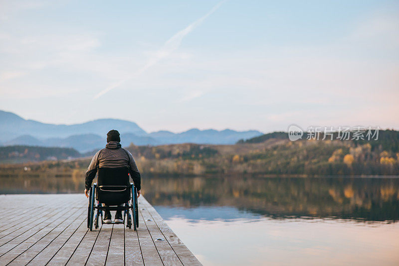 坐轮椅的残疾人在码头欣赏大自然