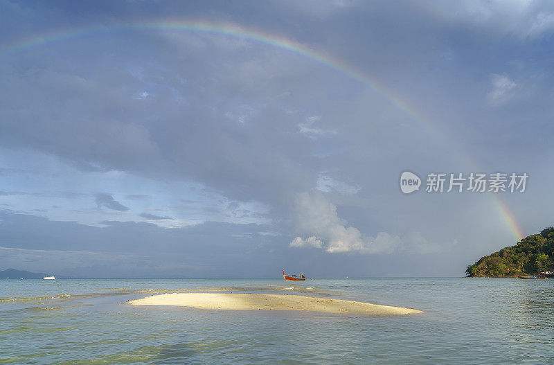 泰国甲米，美丽的风景与彩虹和蓝蓝的海水披披岛