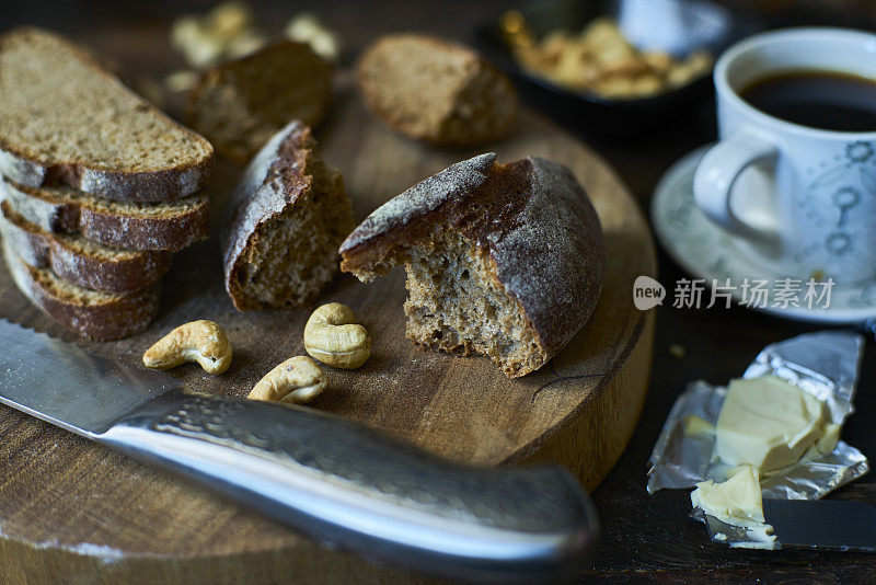 简单的早餐:黑麦面包、黄油和咖啡