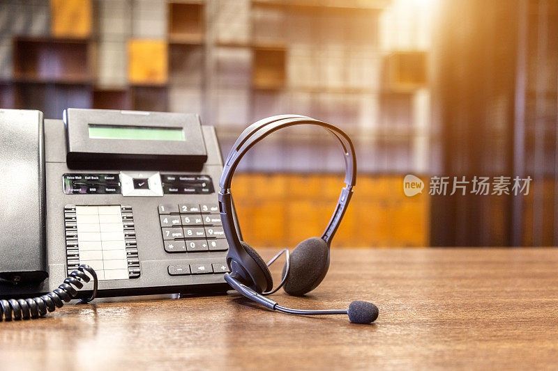 耳机和客户支持设备在呼叫中心准备积极的服务，沟通支持，呼叫中心和客户服务帮助台。对于(呼叫中心)概念。