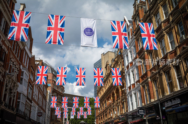为庆祝女王登基70周年，伦敦市中心的街道上悬挂着印有英国国旗的彩旗。