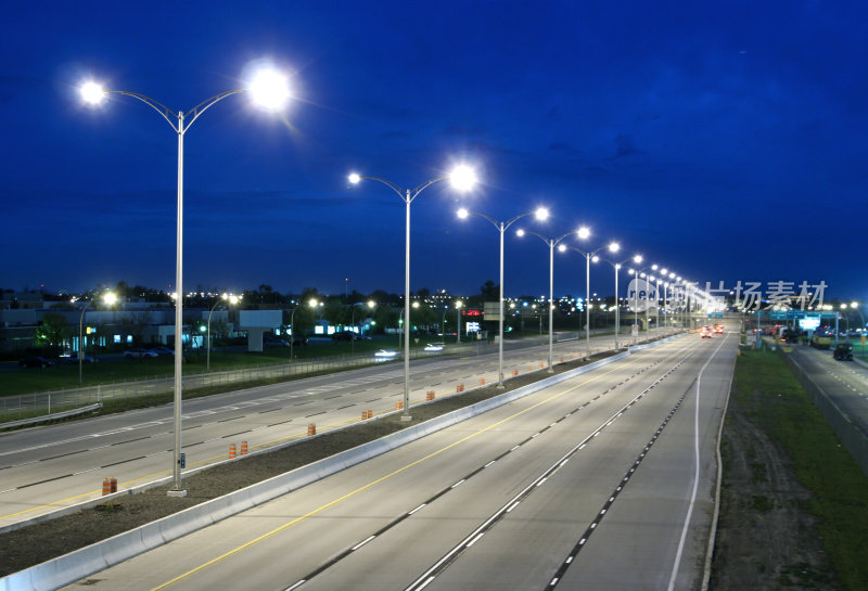 现代废弃的公路在夜晚