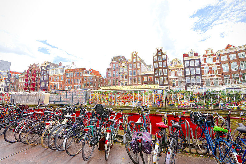 阿姆斯特丹的鲜花市场(Bloemenmarkt)和自行车