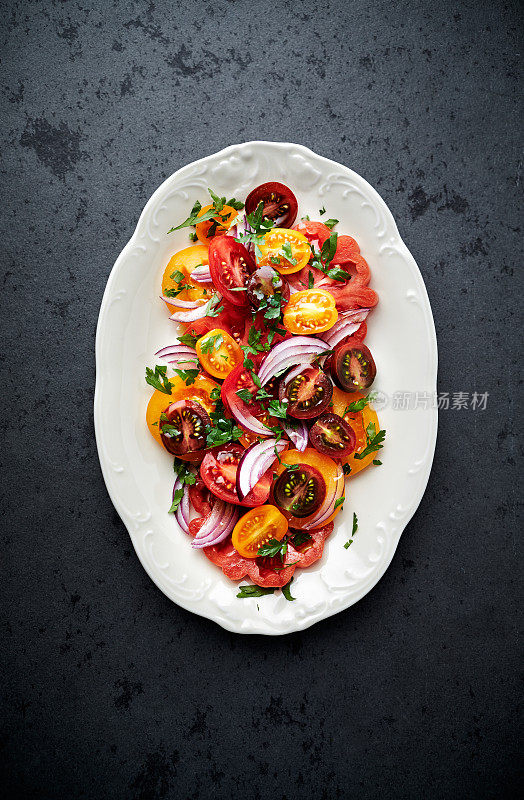 色彩缤纷的番茄沙拉配新鲜欧芹