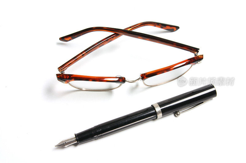 钢笔和眼镜